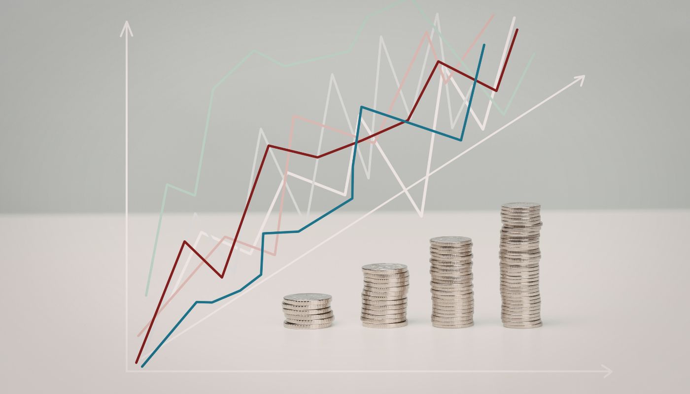 There are coins stacked up in size order with a graph going up at the same height.